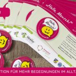 Ein kleiner Button mit großer Wirkung: „Hallo, Mensch!“ steht für Gesprächsbereitschaft, Gemeinschaft und gelebtes Ehrenamt im Amt Hürup.